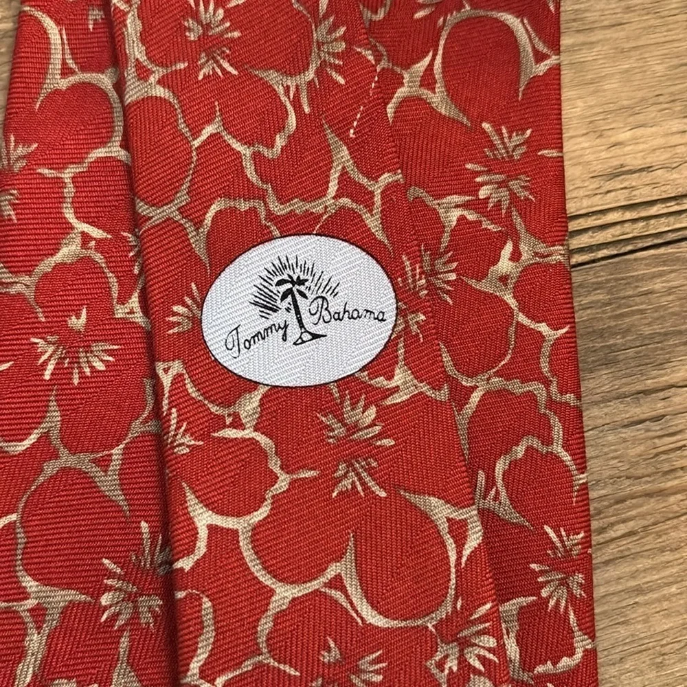 Tommy Bahama Floral Tie. Tropical | 100% Silk | Men’s 58”L | EUC | Hibiscus